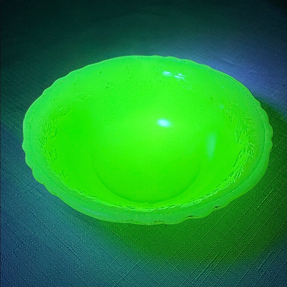 McKee Uranium Custard Ivory Laurel Wreath Glass Berry Bowl 4.75” diameter